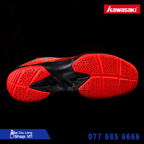 Mặt đế của giày cầu lông Kawasaki K063 đỏ chắc chắn